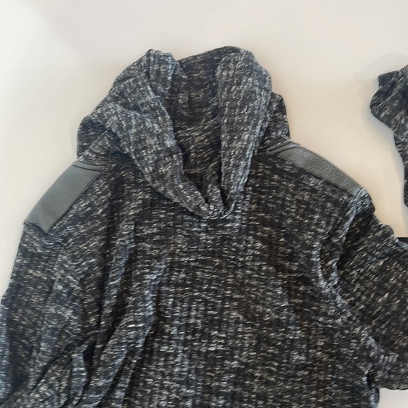 SOLD****Maurice’s soft, light-weight pullover. 🖤 EUC - Picture 4 of 5